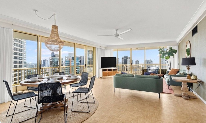 Main Beach Apartment | Luxury 3BR with Ocean and Trackside GC 500 Views