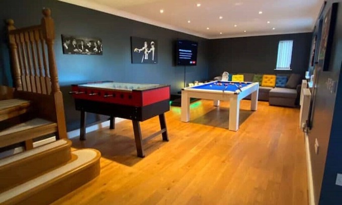 Newtown House | Luxury 4-5 Bed Home with Games Room and Balcony
