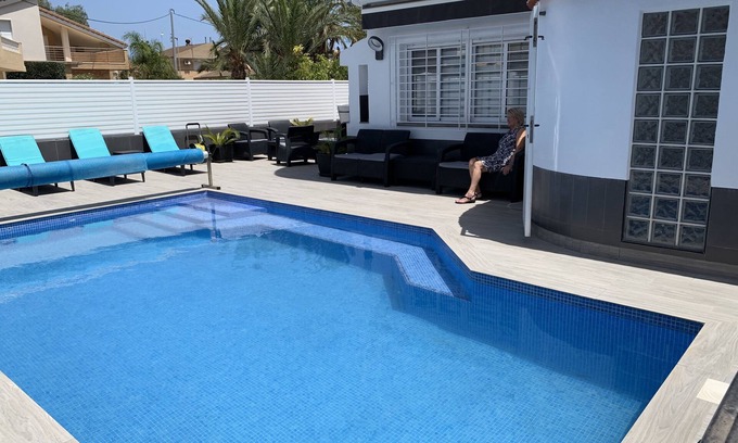 Los Alcazares House | LUXURY 4 BED WITH HEATED 7 X 4 SALTWATER POOL (Small doses of chlorine)