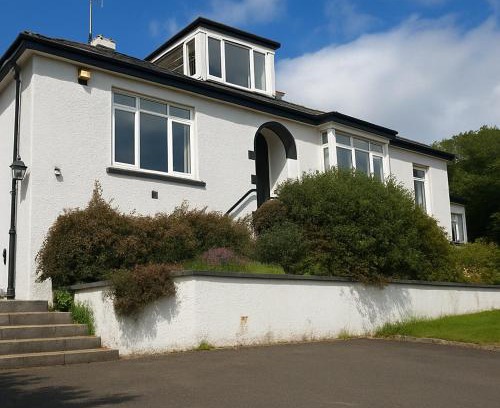 Blackburn Villa | Luxury 4-Bedroom 2 Bathroom Private Vila
