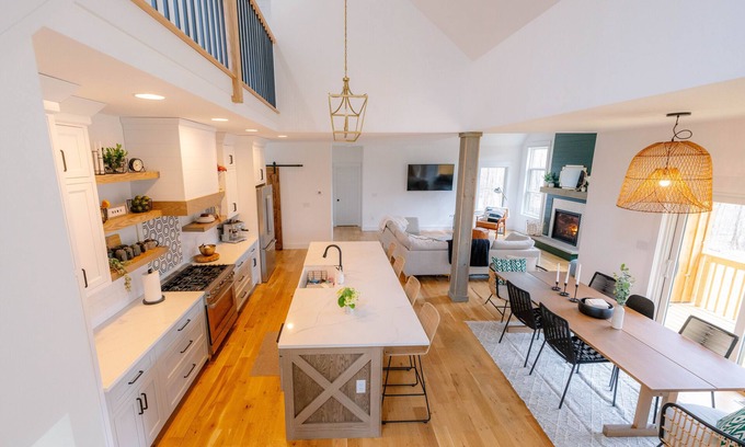 Montgomery House | Luxury 4 bedroom house in a quiet, serene neighborhood