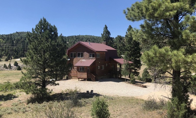 Long Valley Junction Cabin | Luxury 4 BR Mountain Home - 35 min to Bryce or Zion - 3 Acres