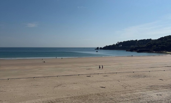 Mont Fiquet Apartment | Luxury 4 double bed apartment directly on the beach in stunning St Brelades Bay.