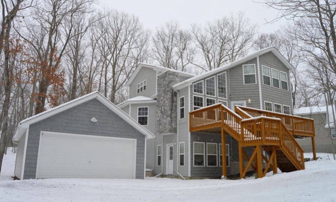 Rowland Ski Chalet | Luxury 4BR Chalet - Walking Distance to Lake and 8 min to Skiing/Lodge