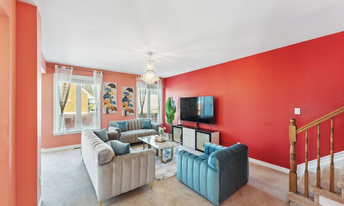 Ottawa Division House | Luxury 4BR Home | Sleeps 8 | Private & Near Shops in Ottawa