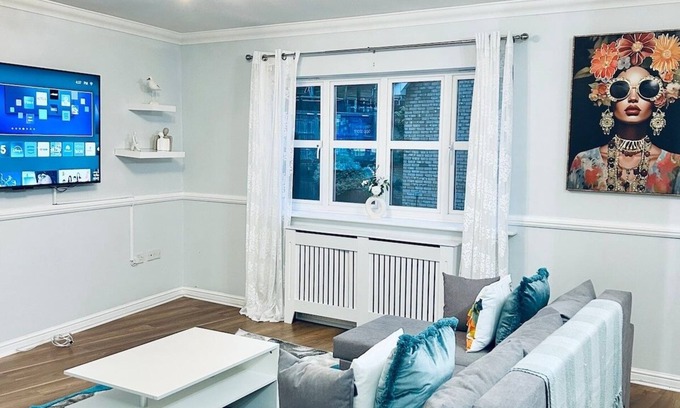 Greenhithe House | Luxury 4BR House , Bluewater, Dartford, Parking