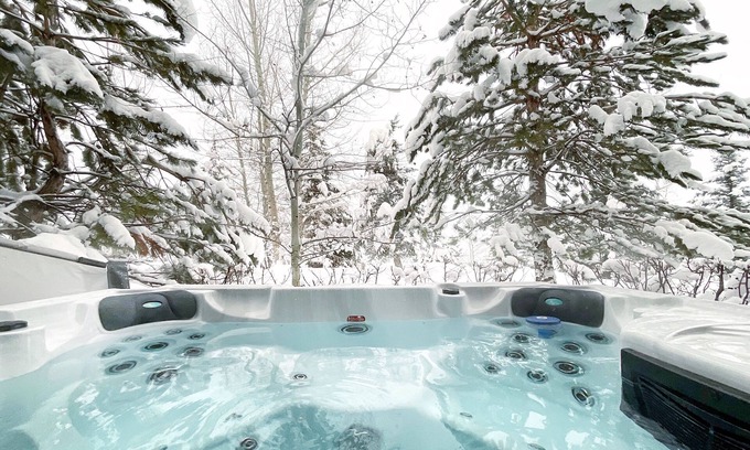 Canyon Links House | Luxury, 4BR with Large Hot Tub, Gourmet Kitchen, Great for Families