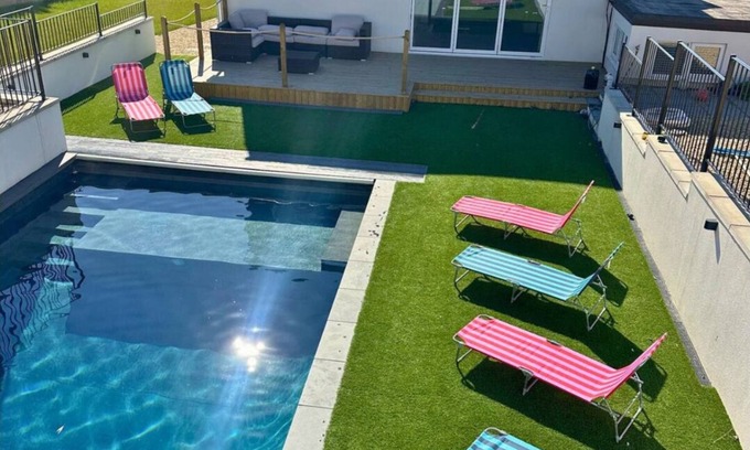 Patchway House | Luxury 5 Bed - Sleeps 14 - With Swimming Pool