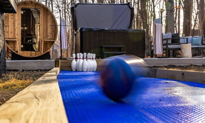 East Stroudsburg Cabin | Luxury 5-bedroom cabin with Mini Golf, Sauna & Hot Tub in East Stroudsburg
