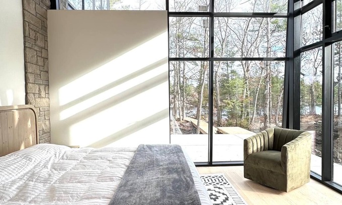 Gravenhurst Cottage | Luxury 5-bedroom cottage in tranquil Muskoka with WiFi, AC, fitness room