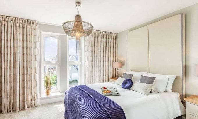 Chelmsford House | Luxury 5 bedroom home with onsite parking and WIFI