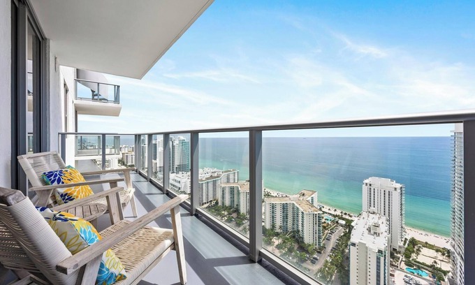 Hollywood South Central Beach Condo | Luxury 5-Bedroom Sky Retreat | Resort & Valet INCLUDED | Sleeps 14