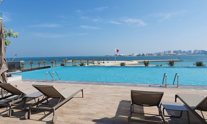 Muharraq Apartment | Luxury 5-Star Hotel Beachfront Resort.nWalking ditance to Marassi Galleria Mall.