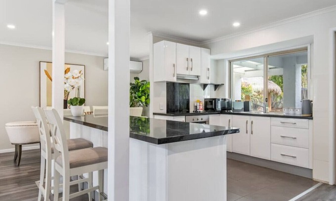 Oxenford House | Luxury 5BR Retreat Family house with Pool in GC