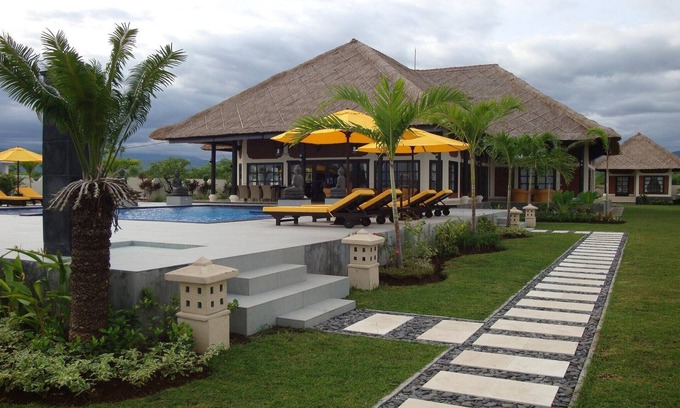 Banjartegehe Villa | Luxury (6 bedroom) beachfront villa for rent on Bali including staff