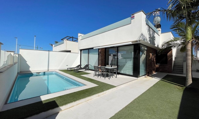 San Pedro del Pinatar Villa | Luxury 6-person villa with swimming pool, sunroof near the beach and golf courses