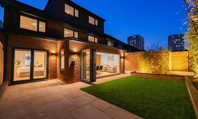 Manchester House | Luxury 8 Bed Home Manchester