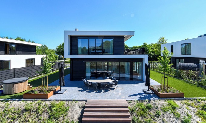 Biddinghuizen House | Luxury 8-person villa on the water with hot tub, private jetty, spacious terrace and 4 bedrooms. Located at Villa Resort Harderwold, near Harderwijk and the Veluwemeer!