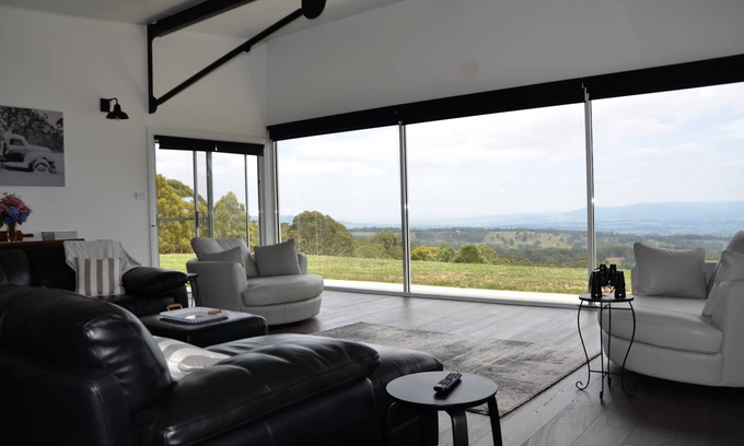 Hazelgrove House | Luxury accommodation - King size beds - stunning views - 5mins to Oberon
