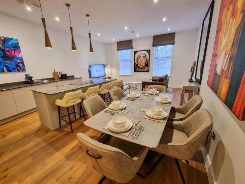 Trafford House | Luxury Altrincham Flat by City SuperHost