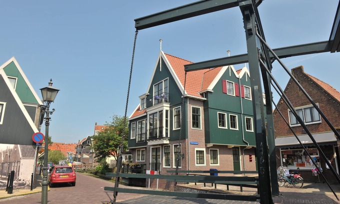 Volendam Apartment | Luxury apartment in the heart of the center of Volendam 30 meters from the harbor.