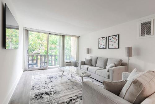 Norma Triangle Apartment | Luxury Apartment WeHo Boys Town med