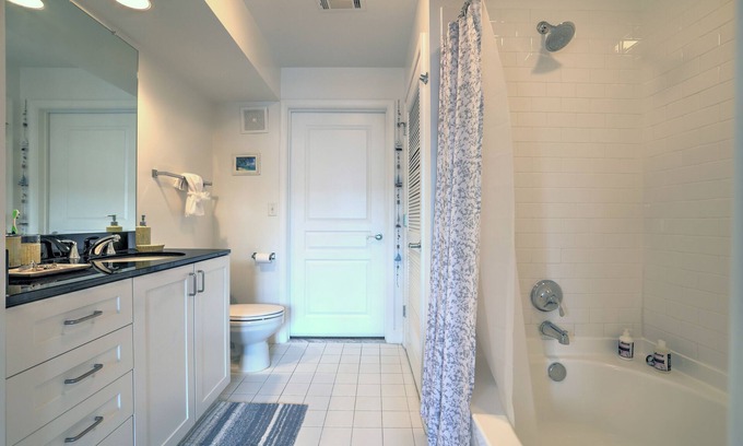 Herndon Apartment | Luxury Apartment with In-unit Washer/Dryer, Balcony, Gym, & Clubhouse.