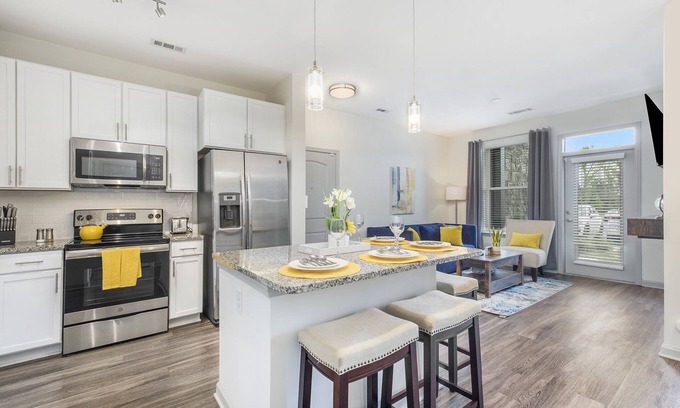 Dixie - Berryhill Apartment | Luxury Apt| King & Queen Beds|9mins to CLT| Near Top Golf, Shops, & Restaurants