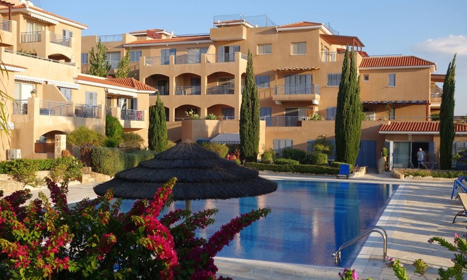 Peyia Town Apartment | Luxury Aptmt, Seaview Sunset, Large Pool, free Wi-Fi, UK-TV