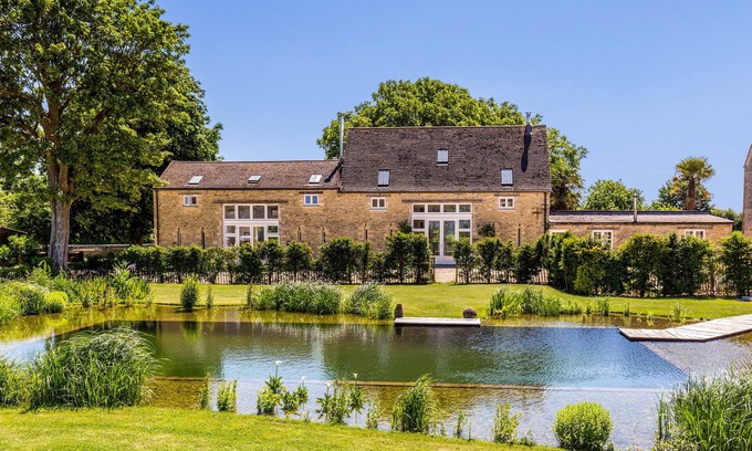 Witney House | Luxury barn conversion on rural Cotswolds farm with swimming pond
