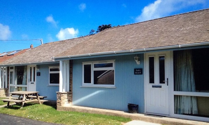 Polzeath Cottage | Luxury beach cottage only 100 meters from the beach in Polzeath. Sleeps 4