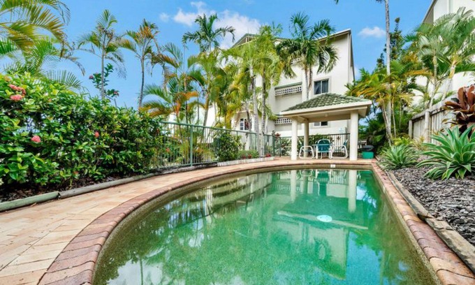 Trinity Beach Apartment | Luxury Beach Front Accommodation