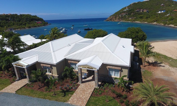 Hart Bay Villa | Luxury Beach Villa-Jacuzzi, Kayaks, SUPs, Snorkel Gear, No Stairs, Close to Town