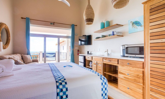 Placencia Resort | Luxury Beachfront Studio with Swim up Pool Bar