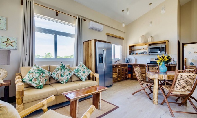 Placencia Resort | Luxury Beachfront Suite with swim up pool bar