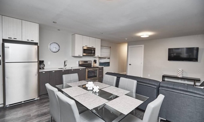 Niagara Falls Apartment | Luxury Boutique Condo - 4B -SALE: NO CLEANING FEE!