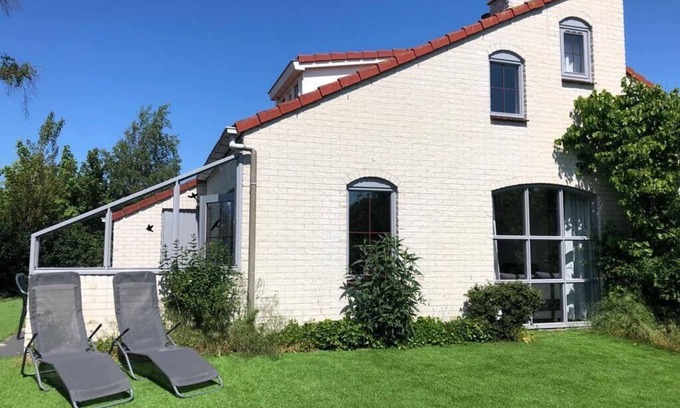 De Cocksdorp House | Luxury Bungalow for 2-6 people with fireplace in vacation park with swimming pool.