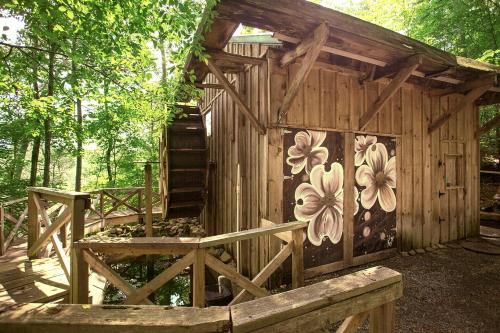 Greeneville House | Luxury Cabin for Two with Beautiful River Views near Knoxville