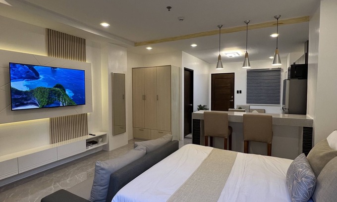 Balibago Condo | Luxury Cabin Near Field Avenue