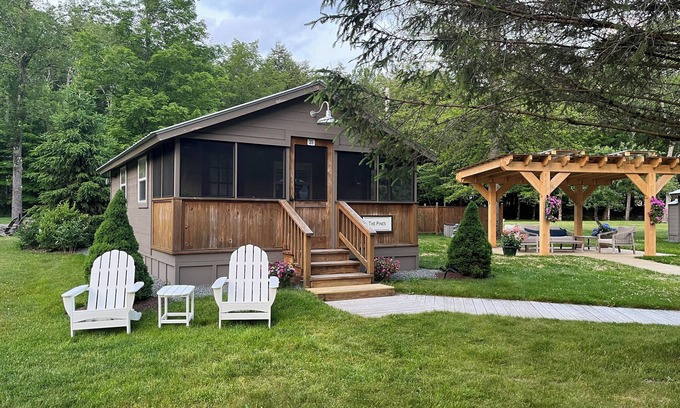 Livingston Manor Cabin | Luxury Cabin on Private Waterfront Estate