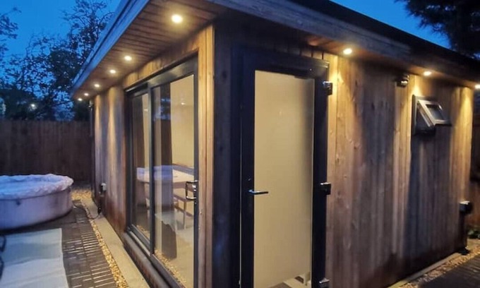 Cheltenham Cabin | Luxury cabin with hot-tub