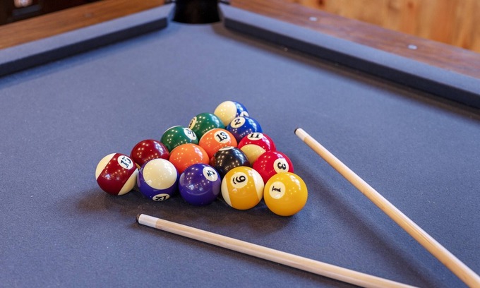 Hochatown Cabin | Luxury Cabin with Hot Tub, Pool Table & Arcade!