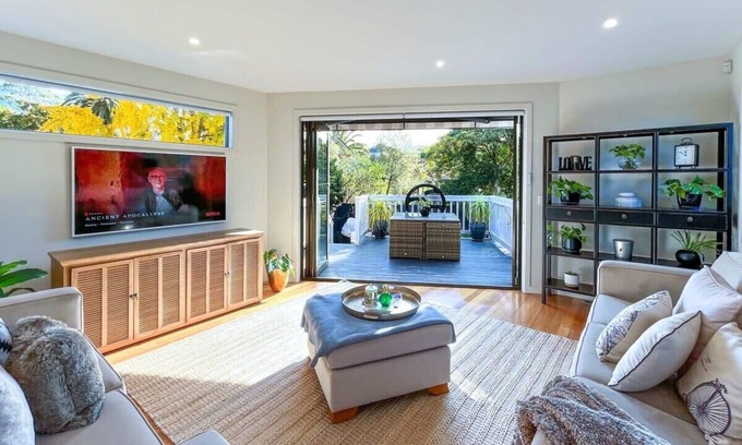 Camberwell House | Luxury Camberwell 3BR Retreat | Sunny Deck & Yard