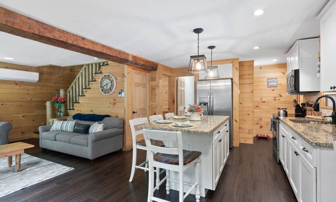 West Oneonta Cabin | Luxury Catskills Log Cabin Lakeside Hot Tub, Boats