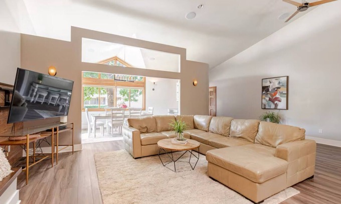 Greenwood Village House | Luxury Centennial Retreat – Rooftop Hot Tub, Spa Amenities, Movie Room & Gym