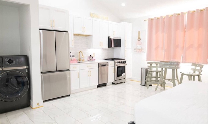 Fredericksburg House | Luxury Champagne Casita-Walk to Main Street-Sleep4