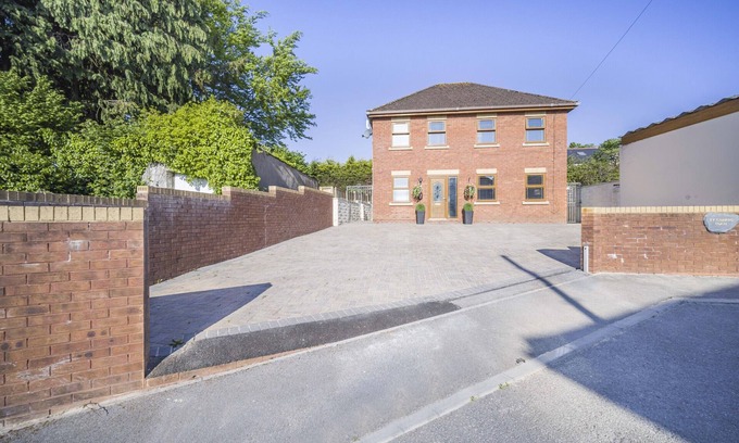 Bridgend House | Luxury Coach House Sleeps 12 People 5 Bedrooms