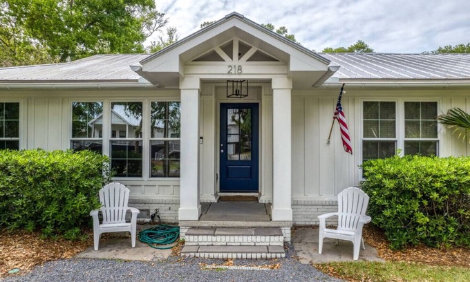 Isle of Palms House | Luxury Coastal Cottage With Pool