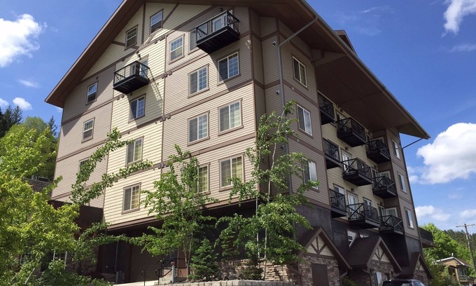Kellogg Condo | Luxury Condo close to Ski Gondola