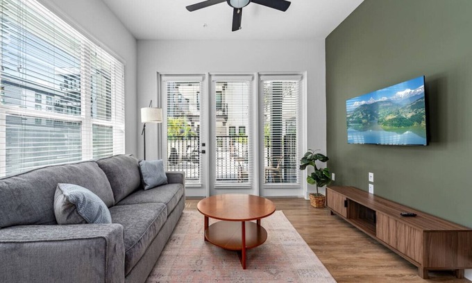 Oakford Park Apartment | Luxury Condo! Sleep the Whole Family | Pool/Gym